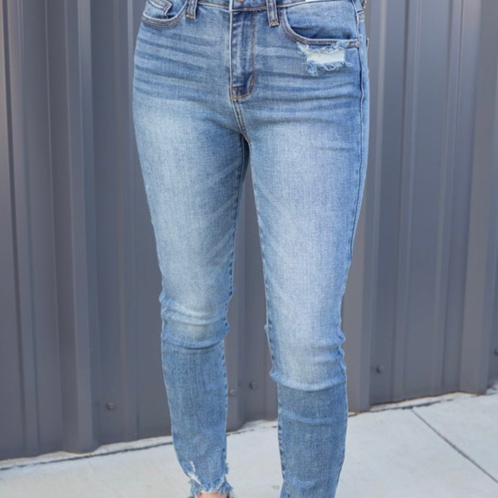JUDY BLUE SHARK BITE HEM SKINNY JEANS IN SIZE 27 (SIZE 5)